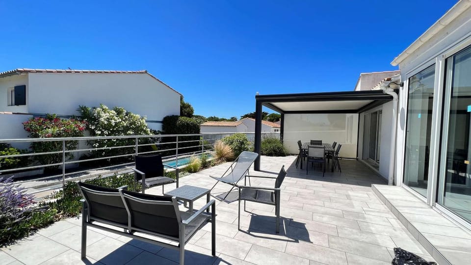 Property building, Patio, Garden, Balcony/Terrace, Balcony/Terrace, Dining area, Garden view, sunbed