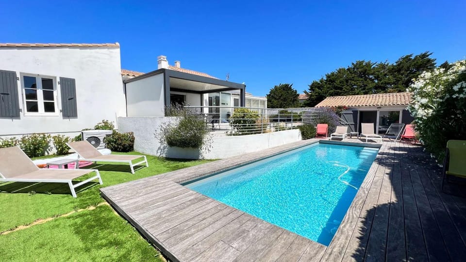Property building, Patio, Garden view, Pool view, Swimming pool, sunbed
