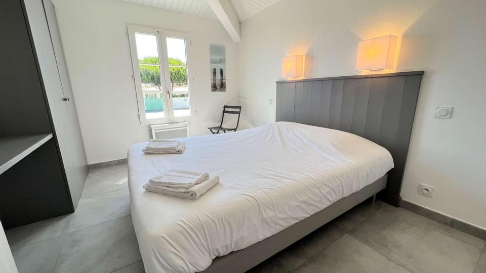 Bed, Photo of the whole room, Bedroom, towels