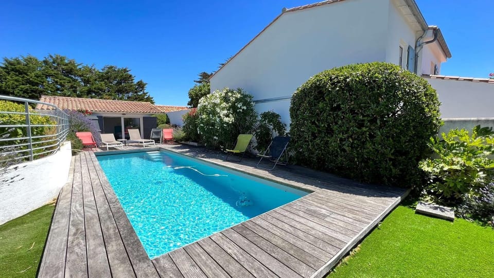 Property building, Patio, Garden, Garden view, Pool view, Swimming pool, sunbed