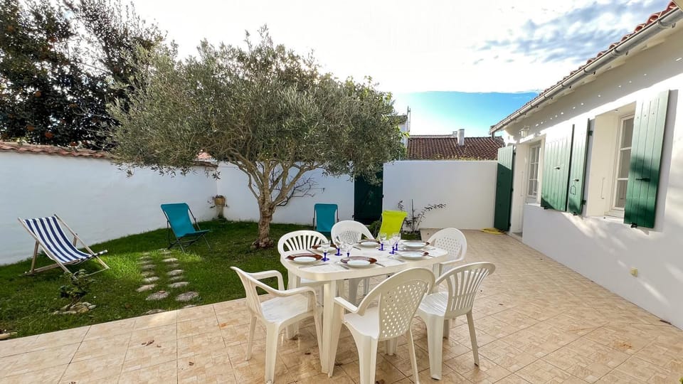 Property building, Patio, Garden, Balcony/Terrace, Dining area, Garden view