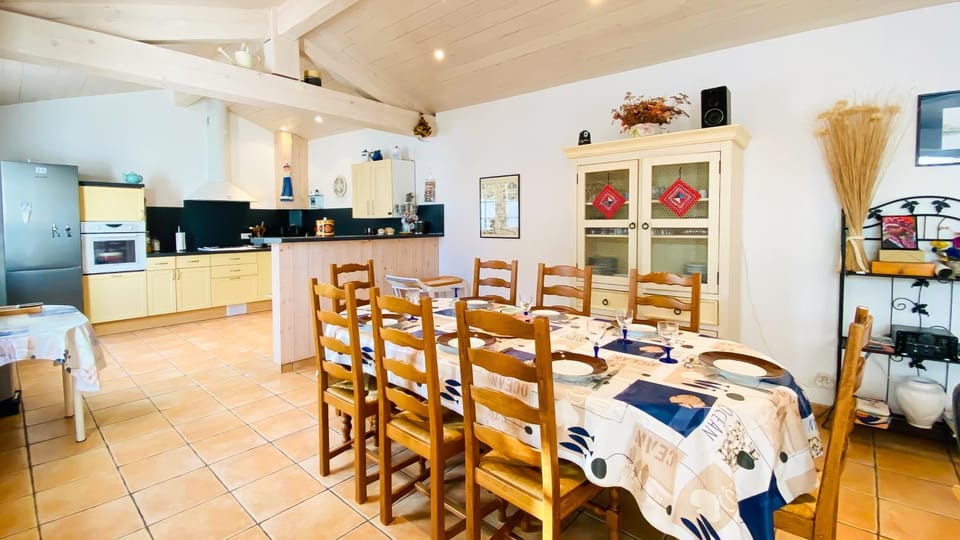 TV and multimedia, Kitchen or kitchenette, Living room, Dining area, oven, pet friendly, stove
