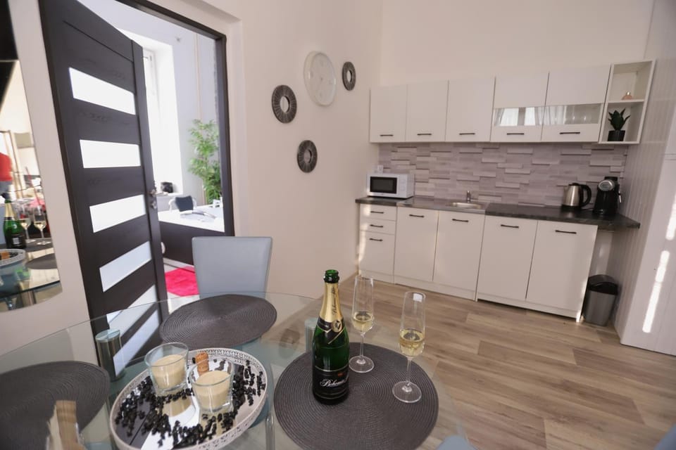 Coffee/tea facilities, Kitchen or kitchenette, Dining area, minibar, oven, stove