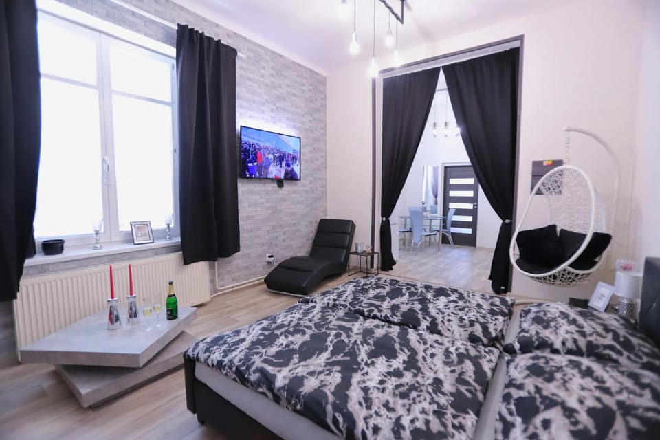 Bed, TV and multimedia, Living room, Seating area, Bedroom