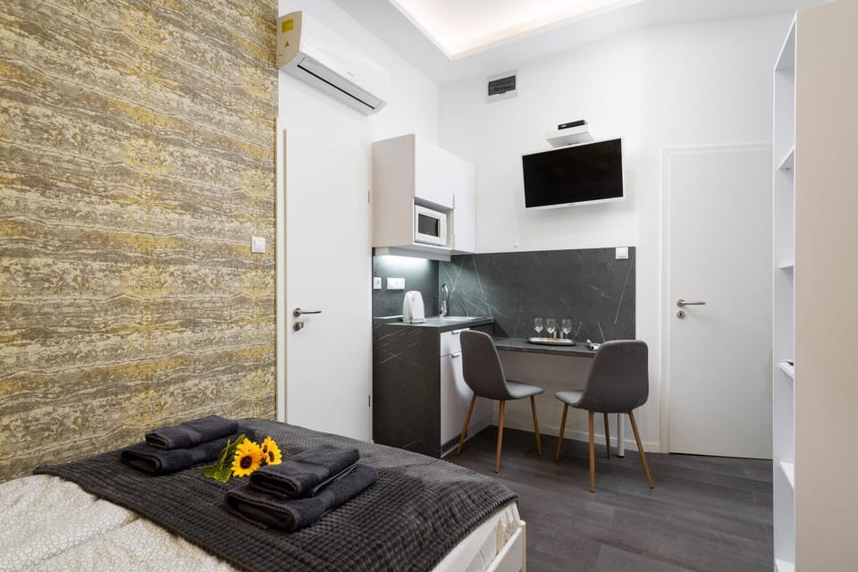 TV and multimedia, Kitchen or kitchenette, Dining area, minibar