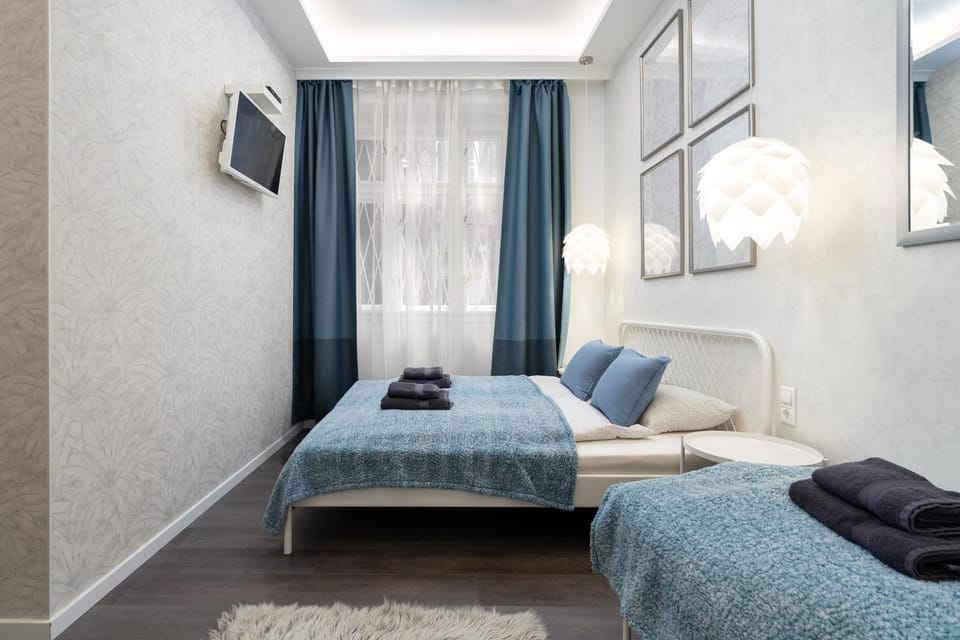 Bed, TV and multimedia, Photo of the whole room, towels