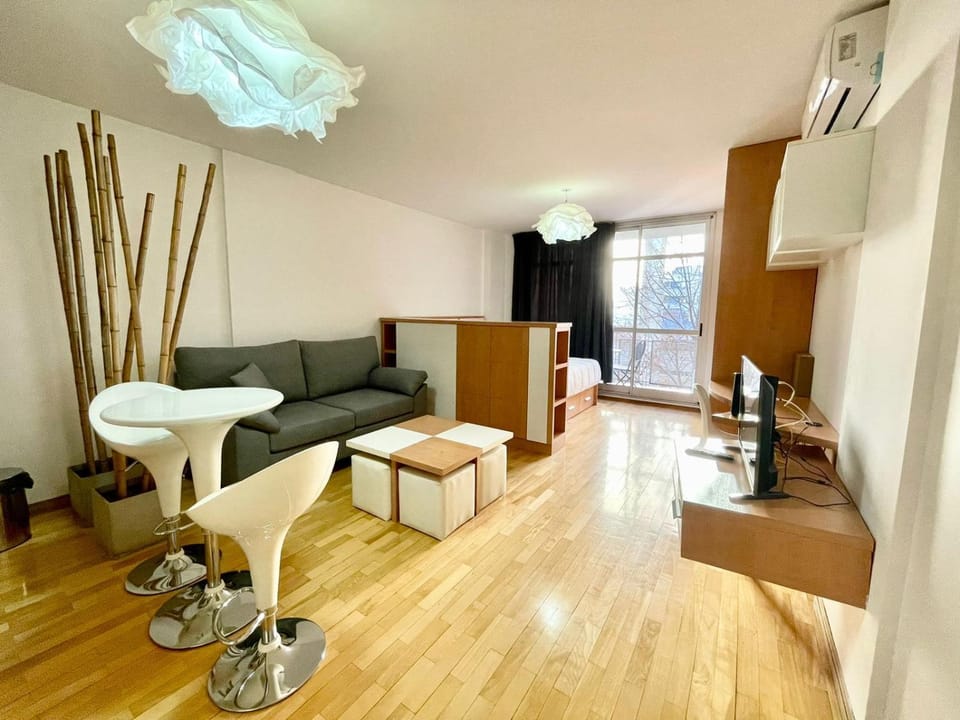 Bed, TV and multimedia, Living room, Photo of the whole room, Seating area, Dining area, Bedroom, City view, Street view, Area and facilities, internet, locker, wardrobe, air conditioner