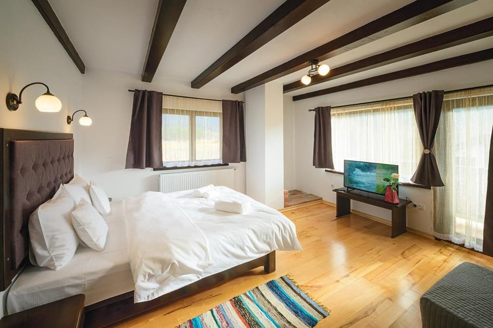 Bed, TV and multimedia, Photo of the whole room, Bedroom