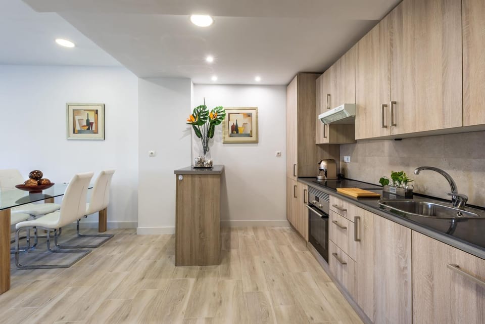 Kitchen or kitchenette, Dining area, dishwasher, pet friendly, stove