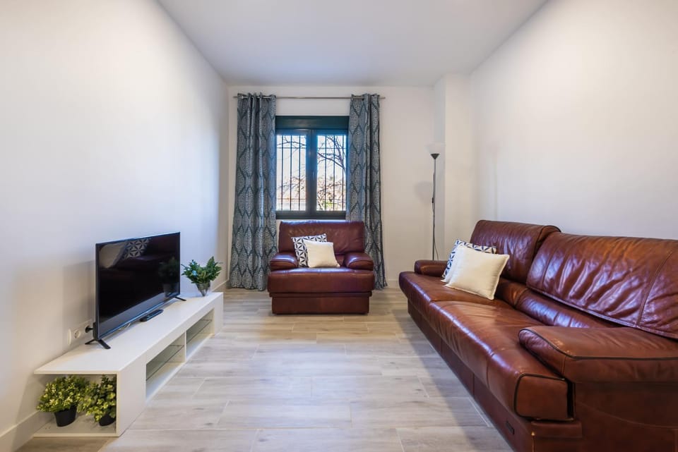 TV and multimedia, Living room, Seating area, Dining area