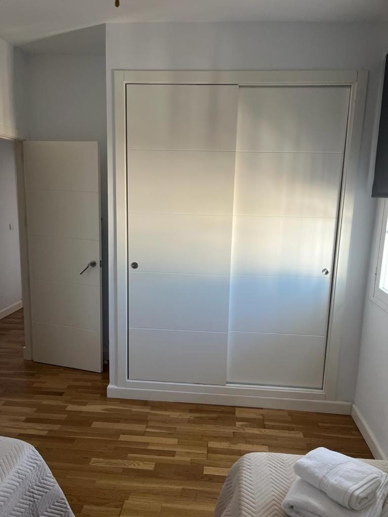 Photo of the whole room, Bedroom, wardrobe