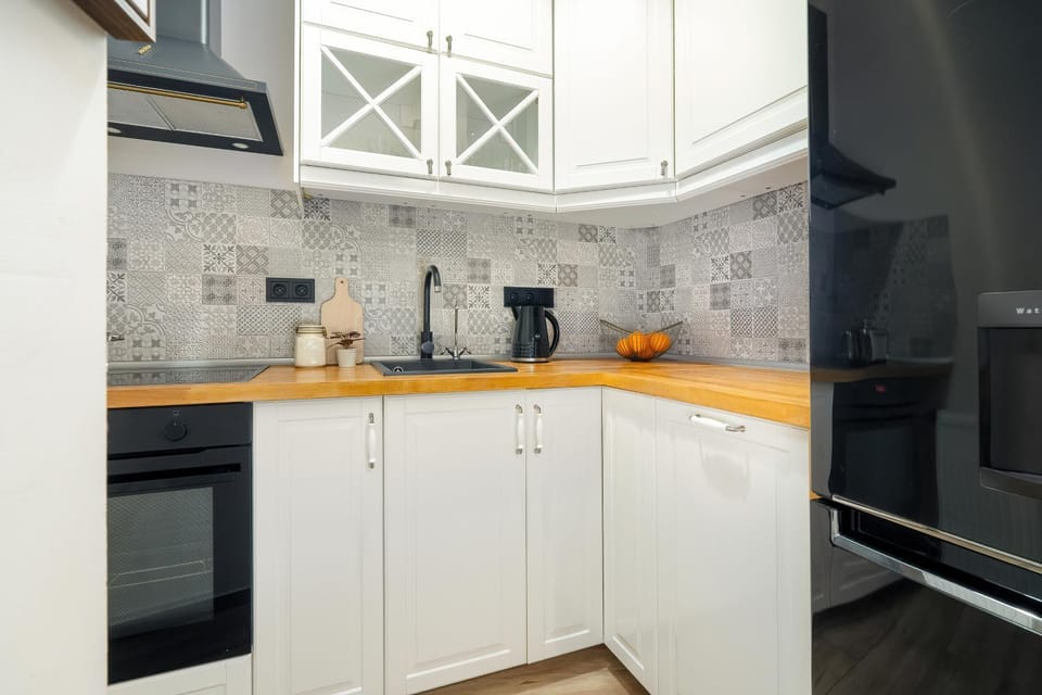 Kitchen or kitchenette, dishwasher, stove
