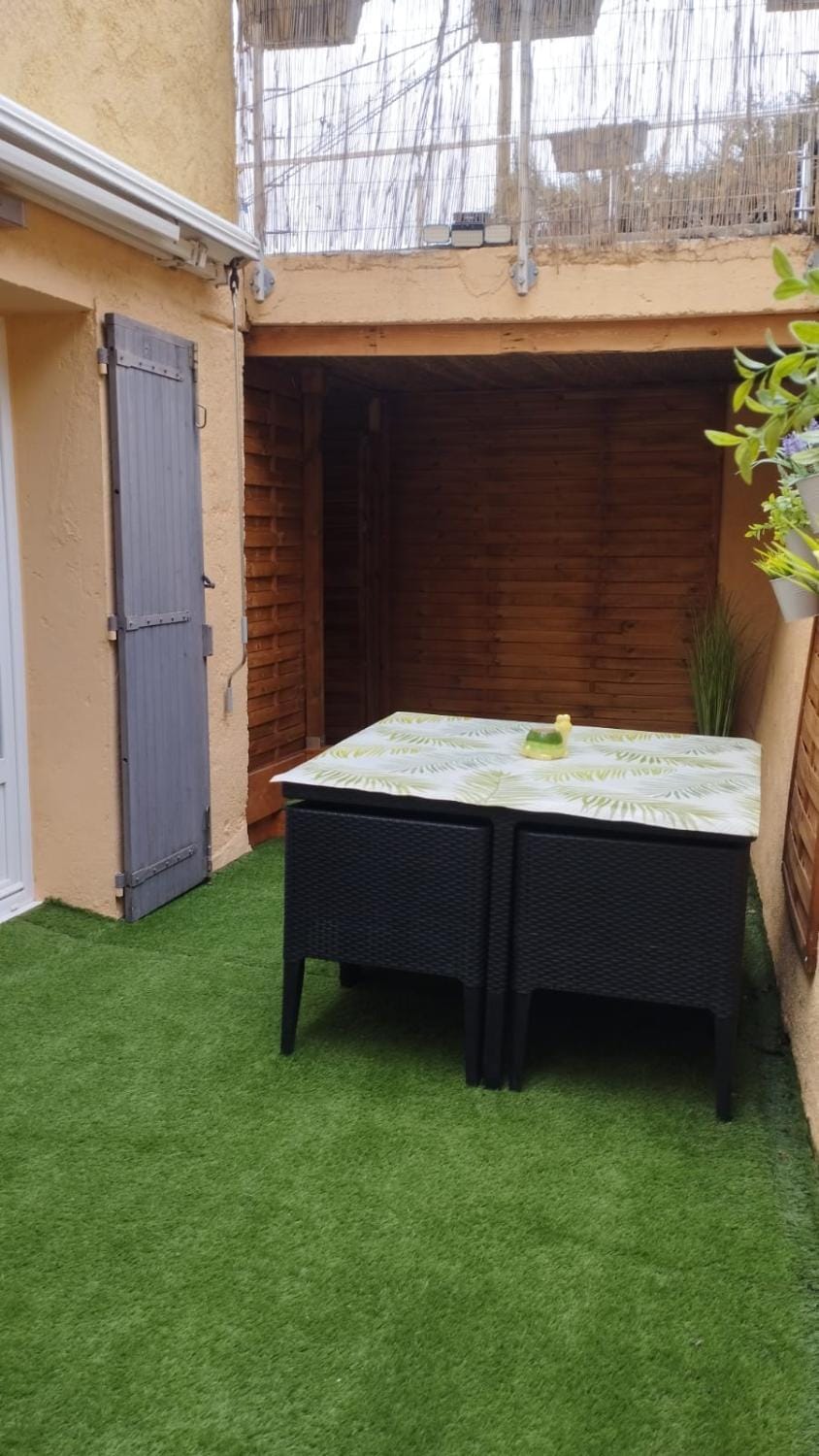 Studio - Terrasse - Parking - Calme Apartment in Fréjus