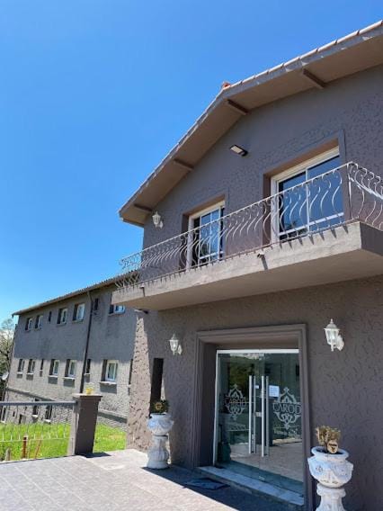 Facade/entrance, Balcony/Terrace