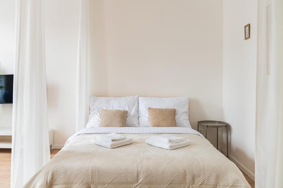 Bed, Photo of the whole room, Bedroom, towels