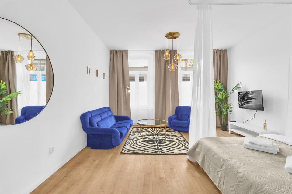 Bed, TV and multimedia, Living room, Photo of the whole room, Seating area, Bedroom, towels