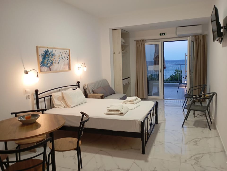 Bed, TV and multimedia, View (from property/room), Balcony/Terrace, Living room, Photo of the whole room, Seating area, Dining area, Bedroom, Sea view, towels