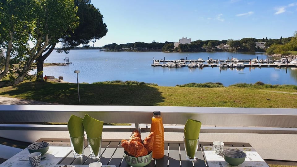 Natural landscape, Balcony/Terrace, Dining area, Lake view