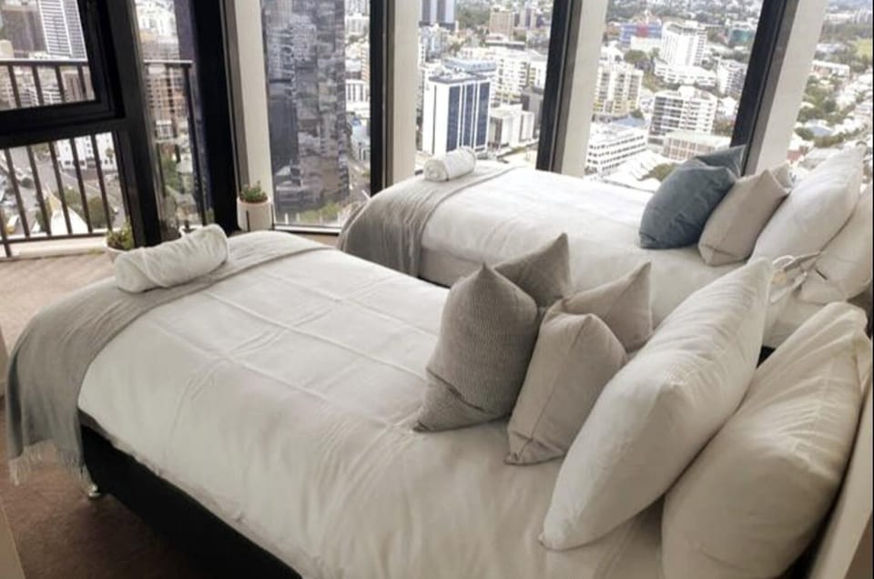 Executively Inspired - 2 Bed 2 Bath Apt on Queen St with Carpark Fast WiFi Rooftop Pool and Sleeps 5 Apartment in Brisbane City