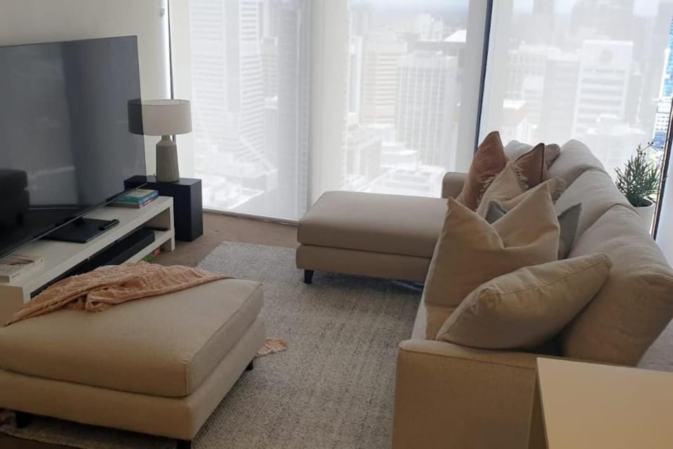 Executively Inspired - 2 Bed 2 Bath Apt on Queen St with Carpark Fast WiFi Rooftop Pool and Sleeps 5 Apartment in Brisbane City