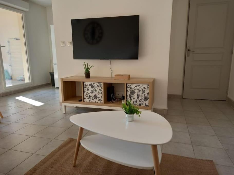 Appartement 8 personnes En face des Remparts Climatisé avec terrasse et Parking Apartment in Avignon