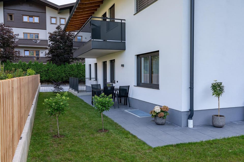 Property building, Garden, Balcony/Terrace