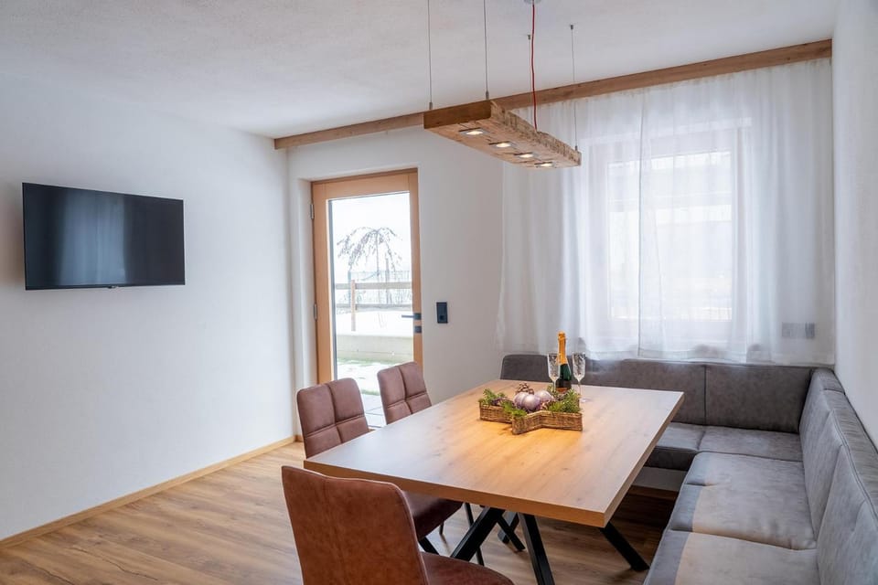 TV and multimedia, Seating area, Dining area