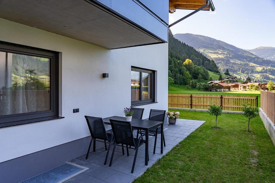 Property building, Garden, Balcony/Terrace