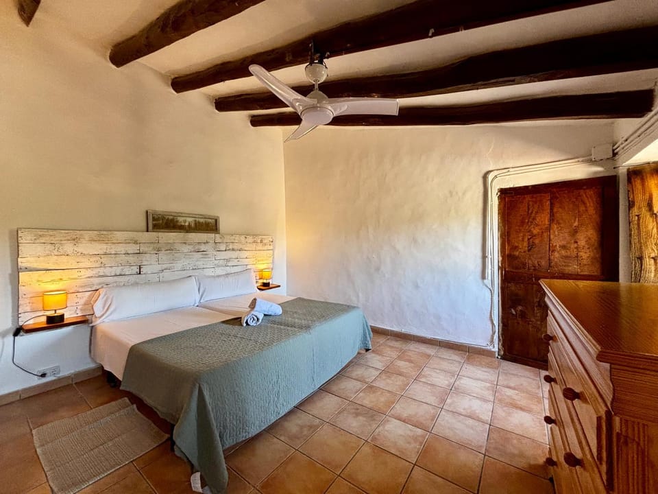 Photo of the whole room, Bedroom