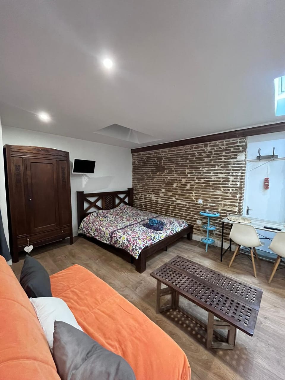TV and multimedia, Photo of the whole room, Bedroom, storage, towels