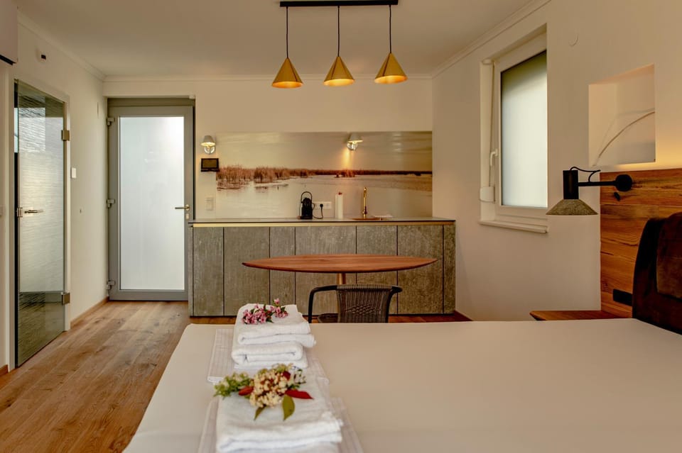 Coffee/tea facilities, Kitchen or kitchenette, Dining area