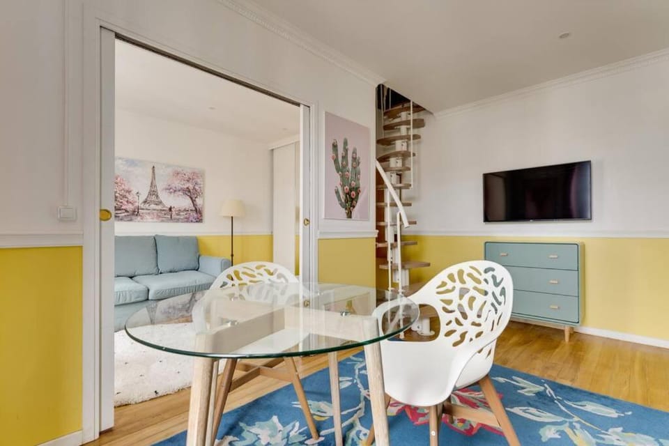 Communal lounge/ TV room, TV and multimedia, Living room, Seating area, Dining area, Evening entertainment