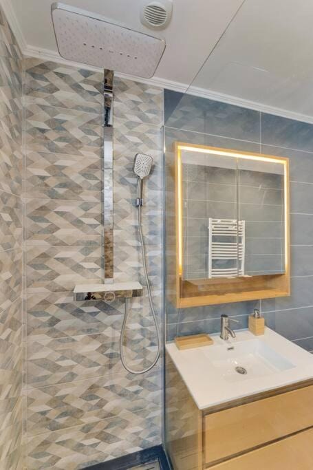 Shower, Bathroom, towels