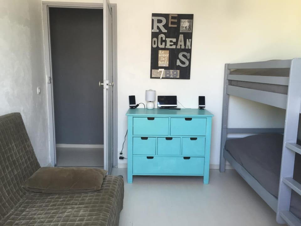 Bed, Bedroom, hair dresser
