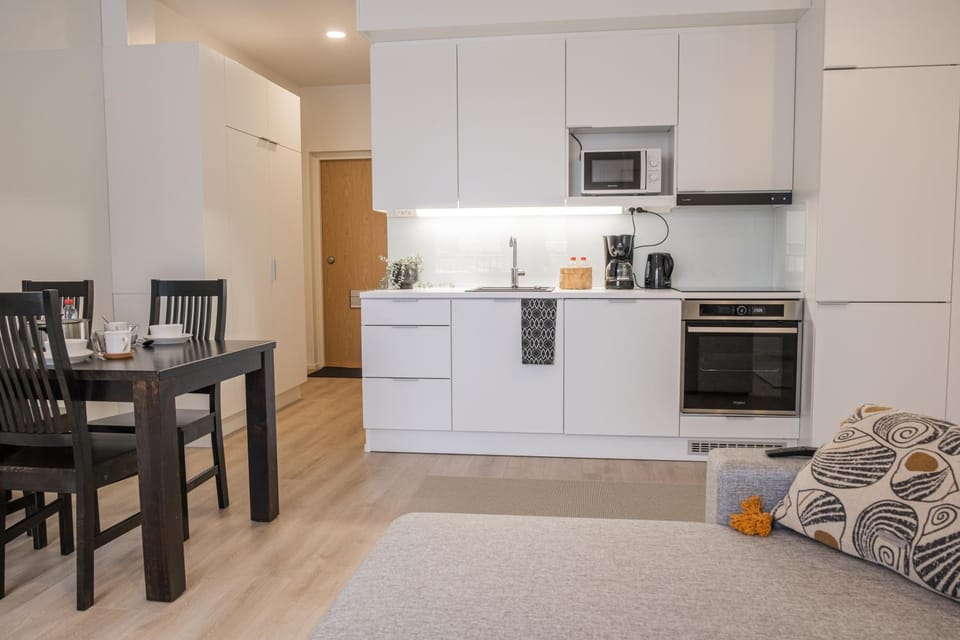 Coffee/tea facilities, Kitchen or kitchenette, Dining area, dishwasher, oven, stove, toaster