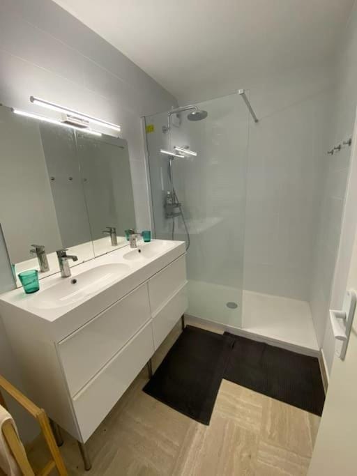 Shower, Bathroom, hair dryier, towels