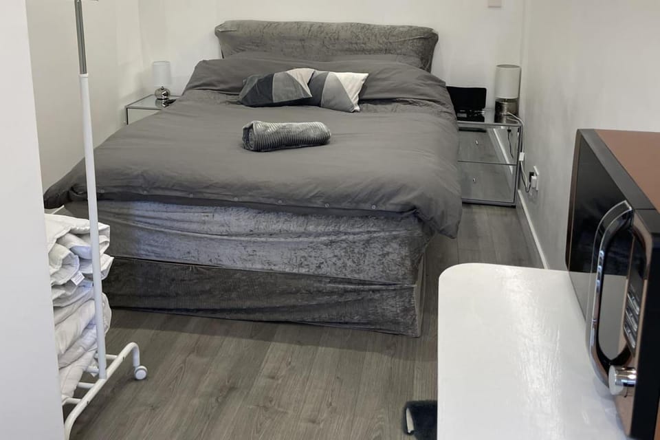 1 Bed Studio - Sleeps 2 - Smoking - Parking - Wifi Apartment in Uxbridge