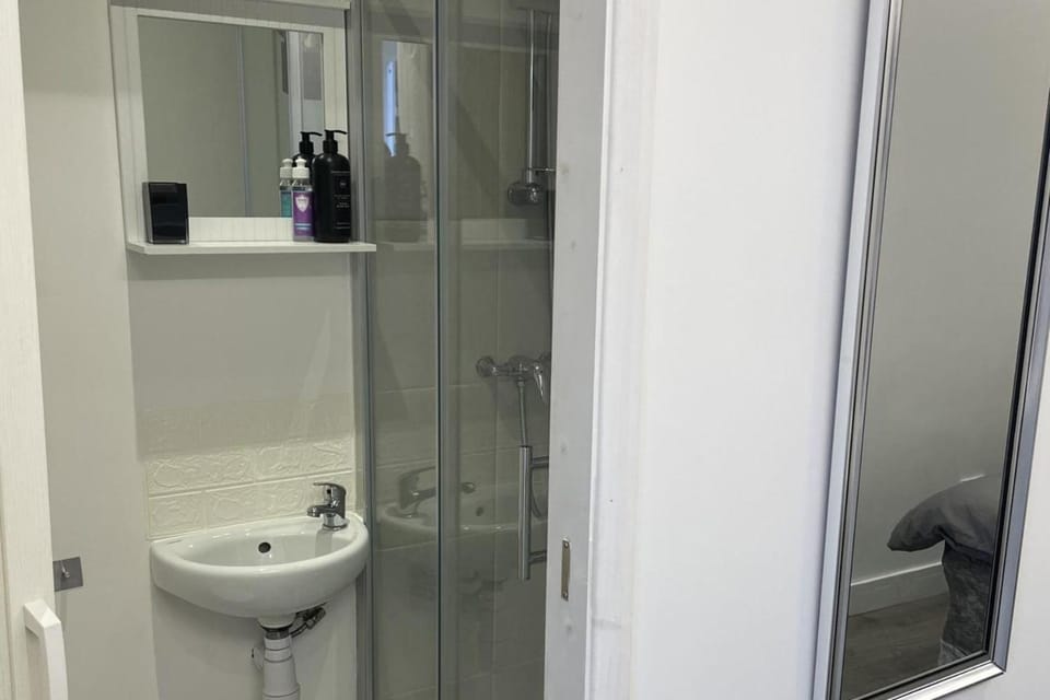 1 Bed Studio - Sleeps 2 - Smoking - Parking - Wifi Apartment in Uxbridge