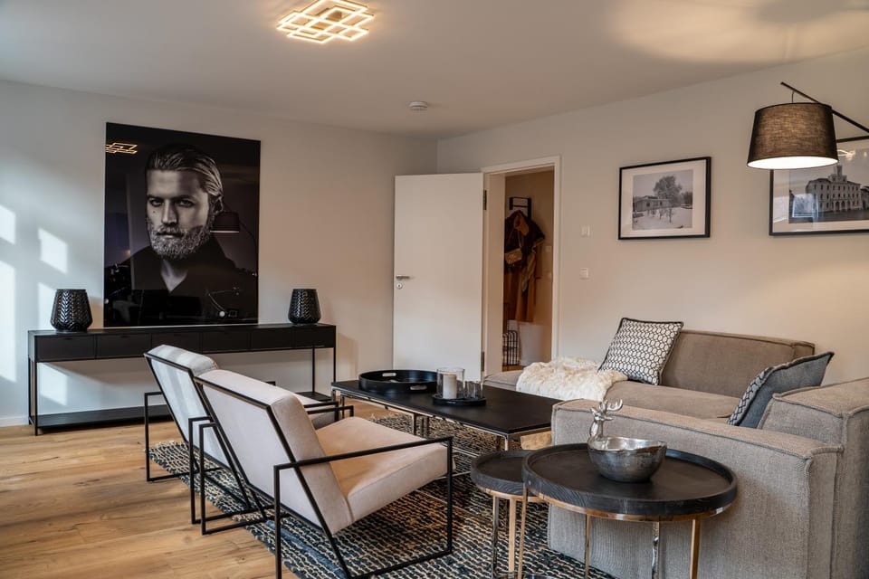 TV and multimedia, Living room, Seating area, Dining area