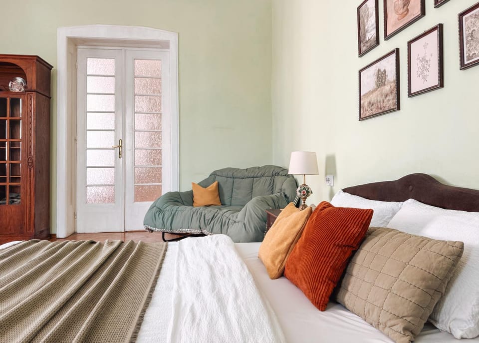 Bed, Seating area
