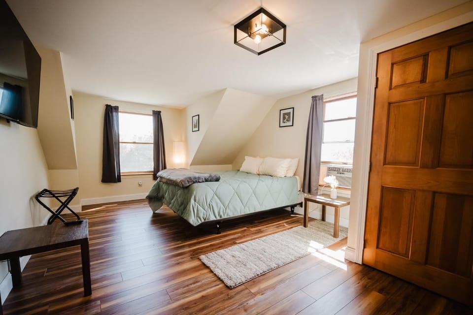 Bed, TV and multimedia, Photo of the whole room, Bedroom, wardrobe