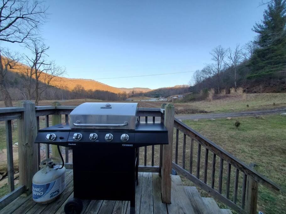 Country Mountain Escape! House in Buncombe County