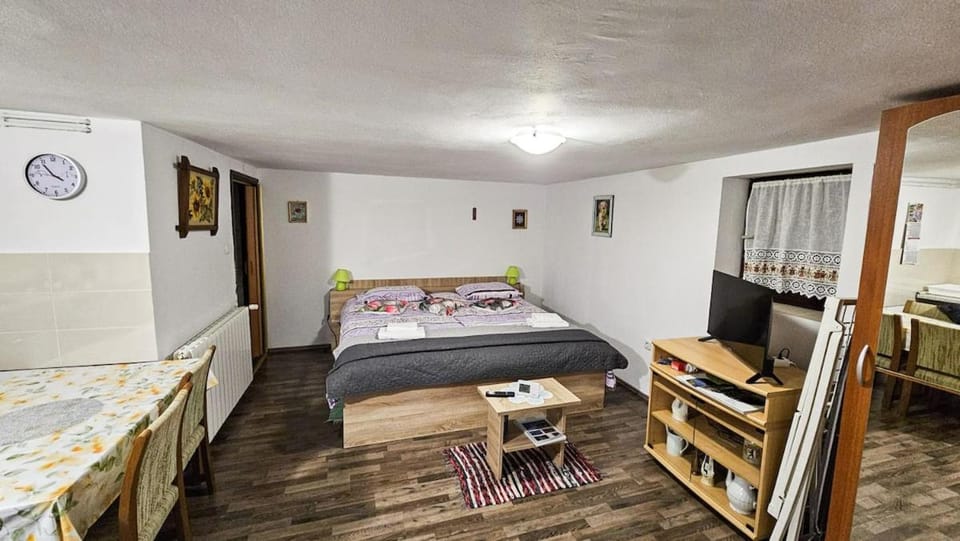 Bed, Seating area