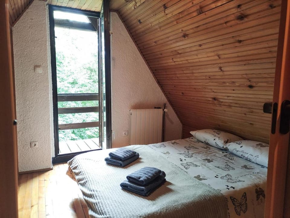 Bed, Bedroom, towels