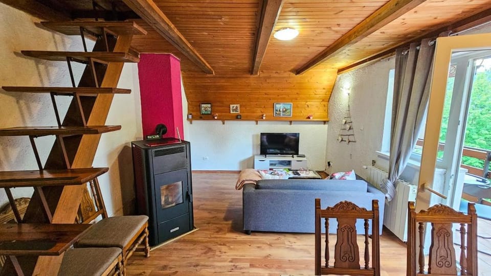 TV and multimedia, Living room, Seating area, Dining area, fireplace
