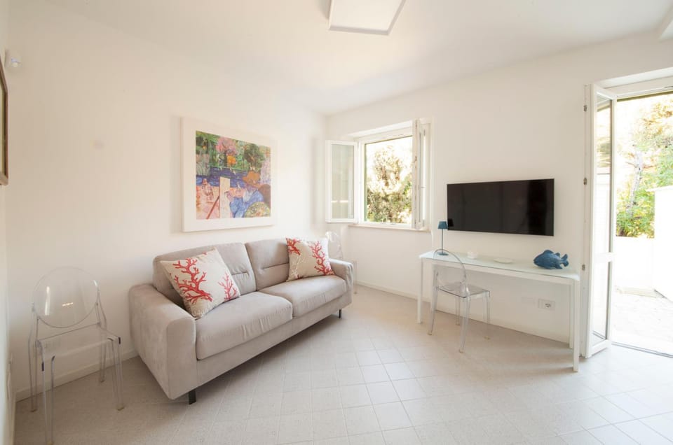 Bed, TV and multimedia, Living room, Seating area