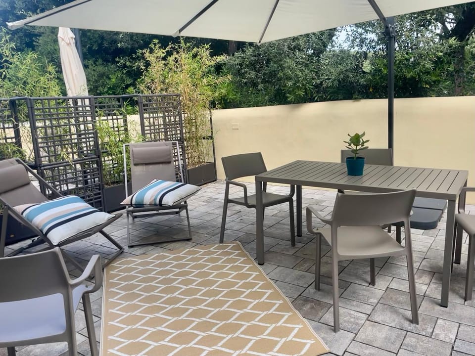 Property building, View (from property/room), Balcony/Terrace, Dining area