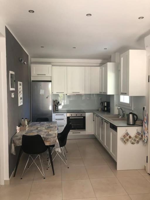 Property building, Kitchen or kitchenette, Dining area, Breakfast, pet friendly, stove, kitchen