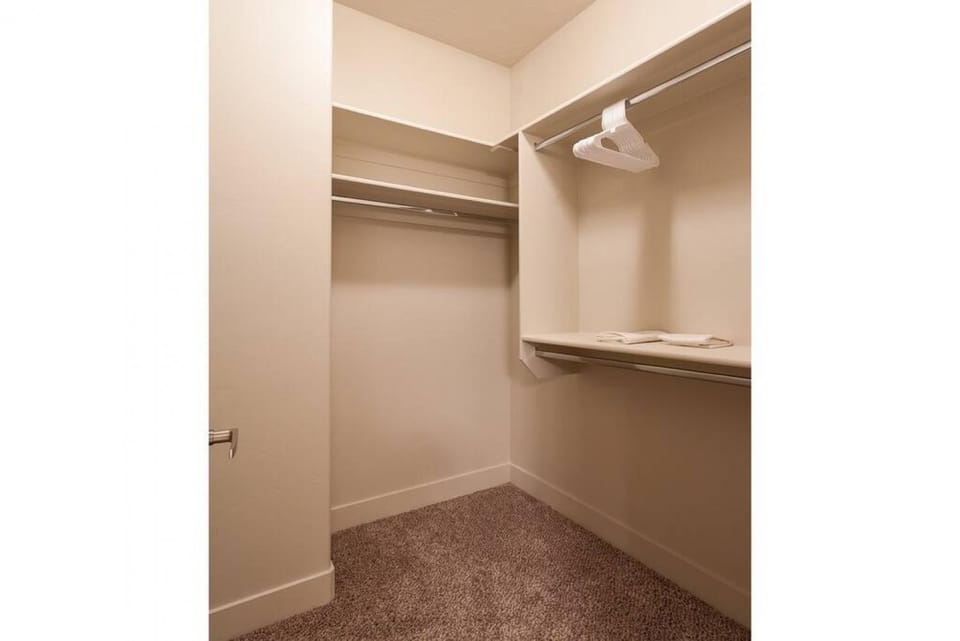 Desert Lily I Spacious End Unit I Clubhouse I Golfing I Kid Friendly House in Washington