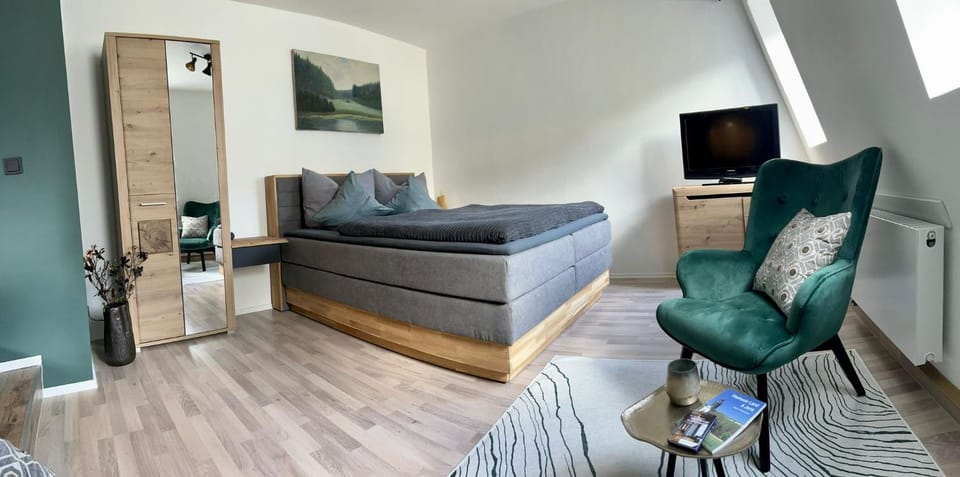 Bed, TV and multimedia, Photo of the whole room, Bedroom
